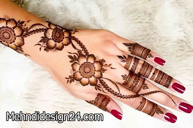 Linear Elegance Mehndi Design 1
