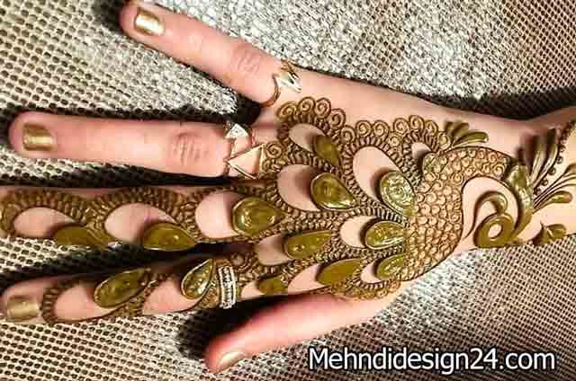 Minimalist Peacock Feather Mehndi Design 4